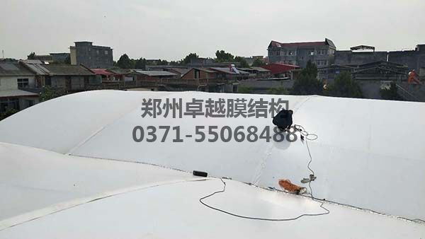 南阳社旗县门球场膜结构顶棚黄瓜视频网站污工人装膜收尾阶段