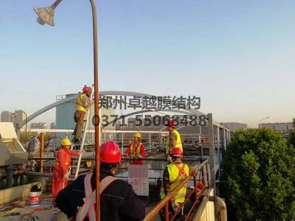 黄瓜视频网站污安装工人在安装钢构