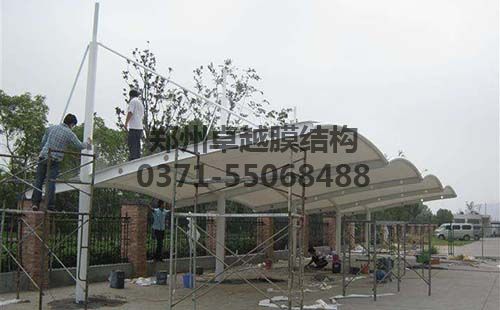 施工人员正在安装的黄瓜视频网站APP黄色